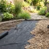 ¿Qué poner debajo de la grava para evitar que crezca maleza?